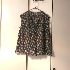 Flowy navy sleeveless daisy blouse 2x